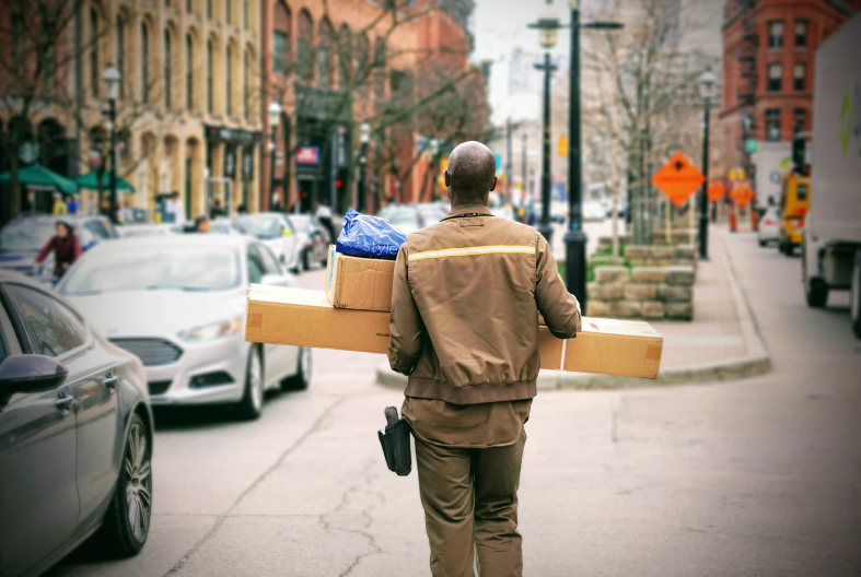 Repartidor transportando paquetes por la calle